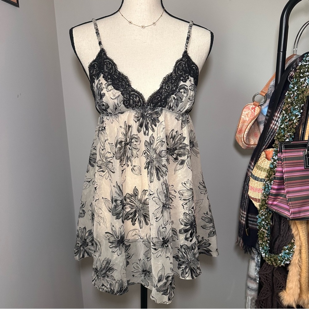 Floral Lace-Trim Chemise Camisole - Cream & Black